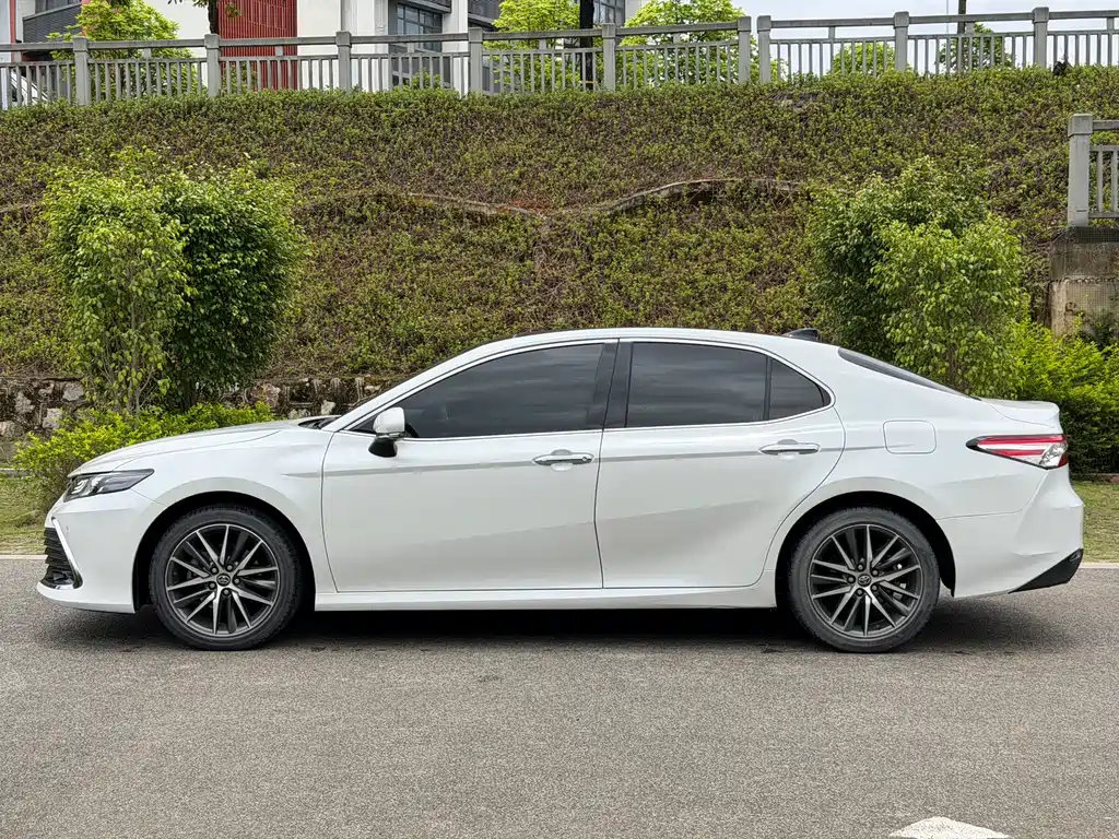 Toyota Camry 2022 — фото 3