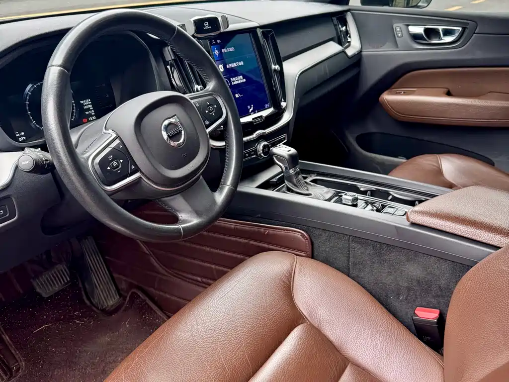 Volvo XC60 2021 — фото 10