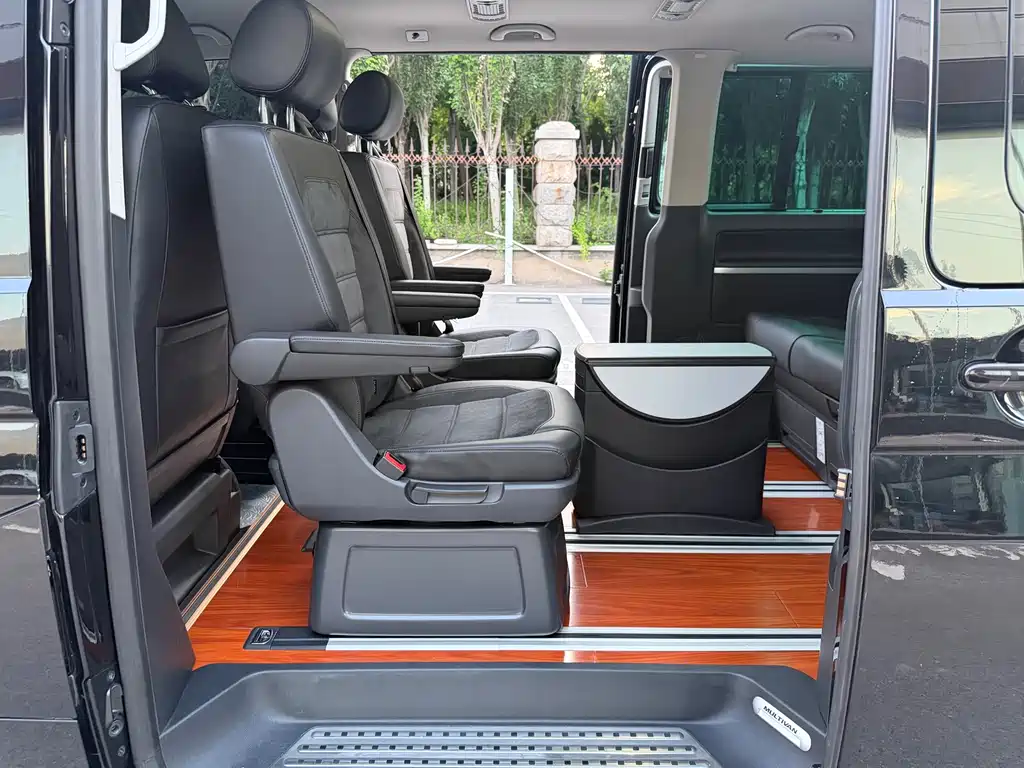 Volkswagen Multivan 2017 — фото 14