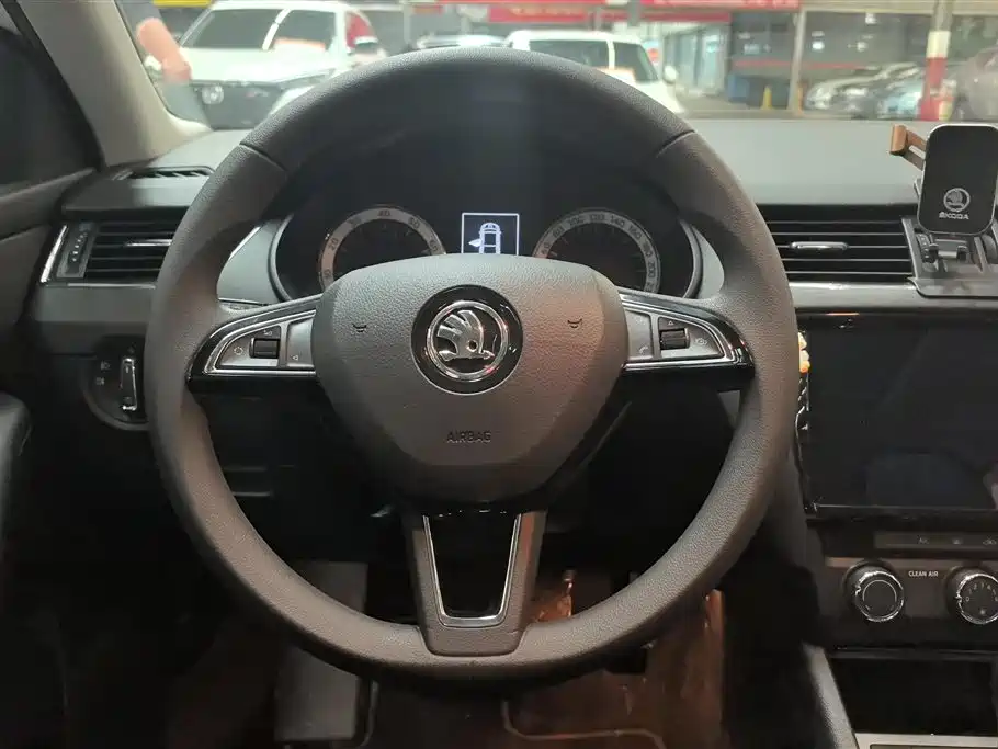 Skoda Octavia 2021 — фото 15