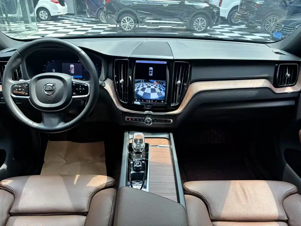 Volvo XC60 2022 — фото 9