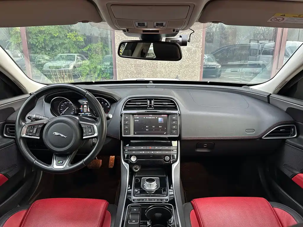 Jaguar XE 2015 — фото 11