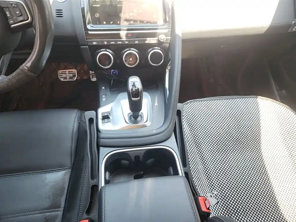 Jaguar E-PACE 2020 — фото 14