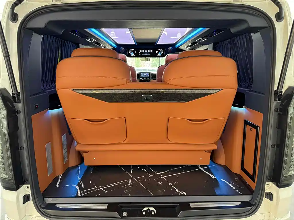 Toyota Hiace — фото 7