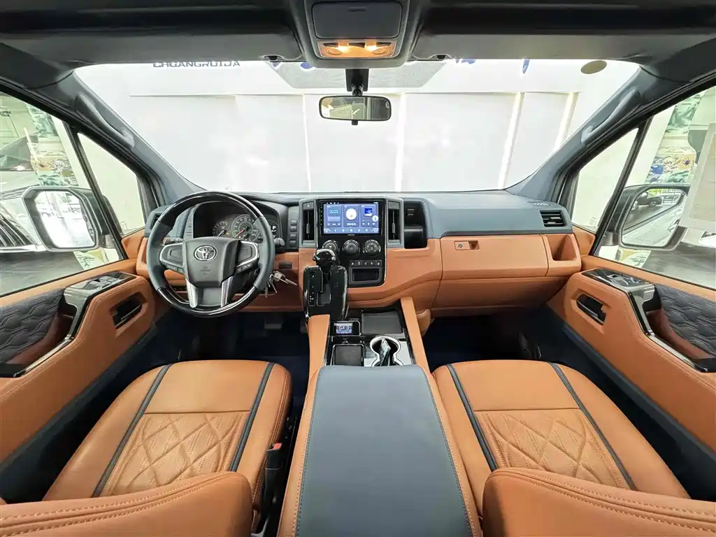 Toyota Hiace — фото 10