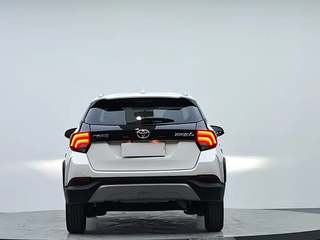 Toyota Yaris L 2022 — фото 8