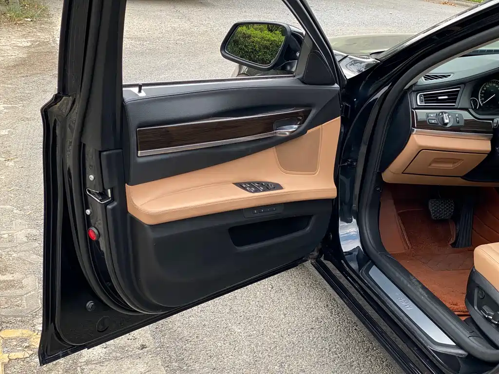BMW 7 Series 2012 — фото 13