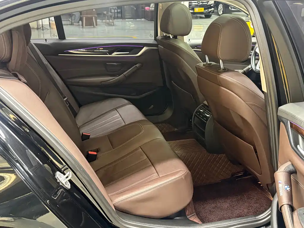 BMW 5 Series 2019 — фото 11