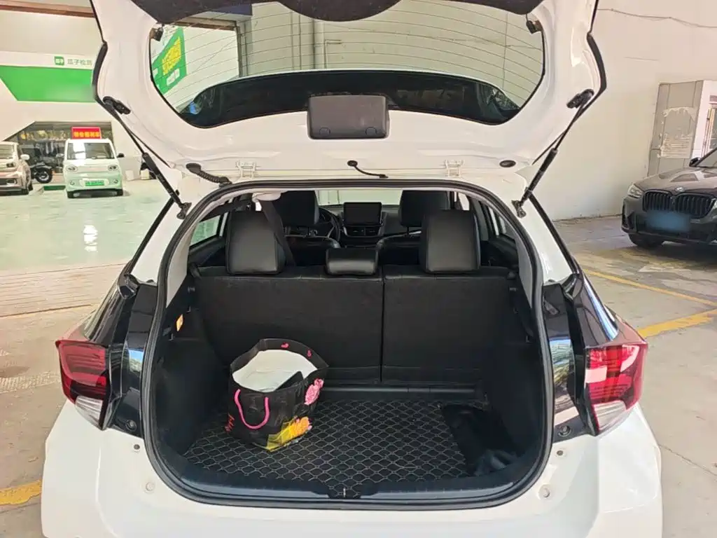Toyota Yaris L 2021 — фото 19
