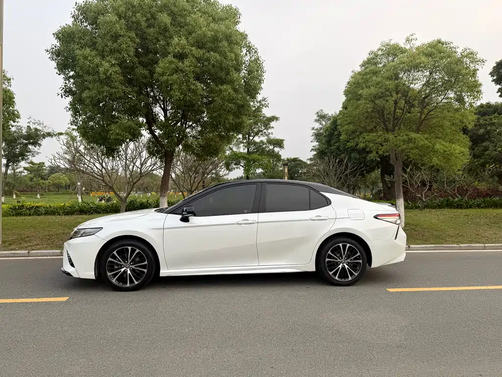 Toyota Camry 2020 — фото 10