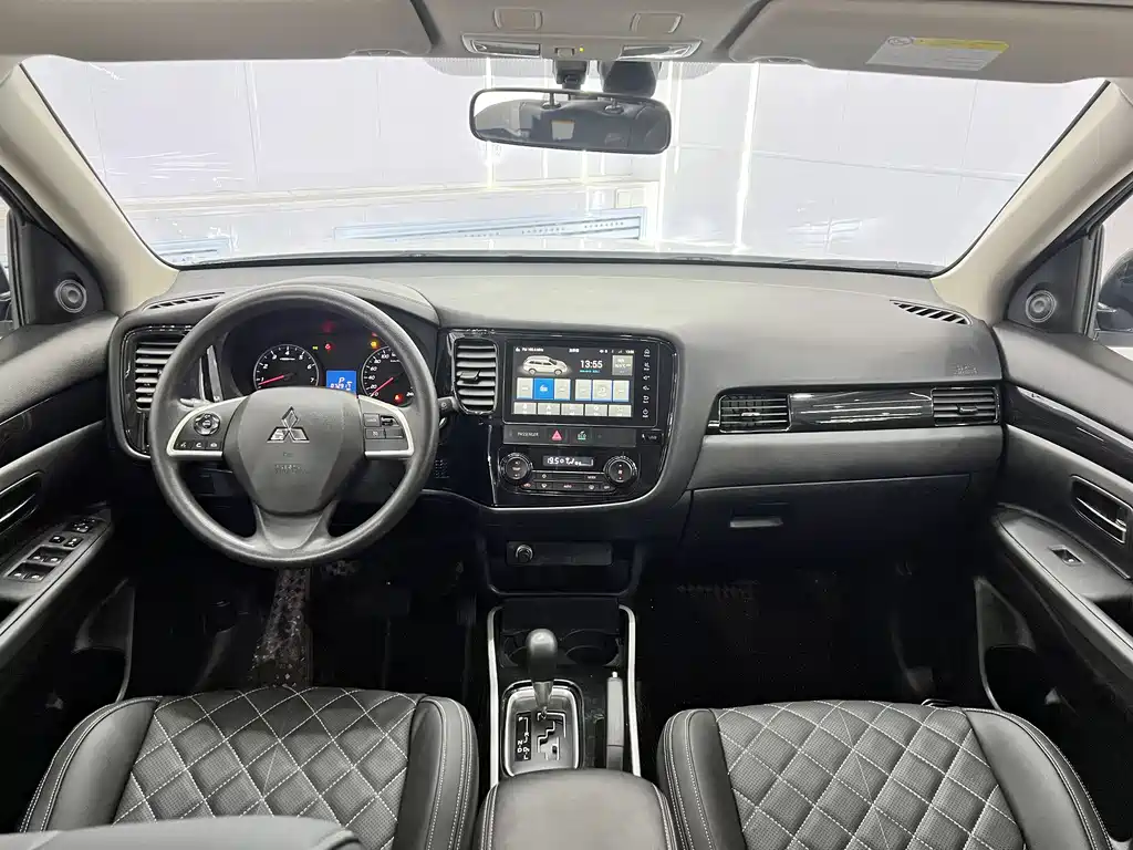 Mitsubishi Outlander 2022 — фото 15