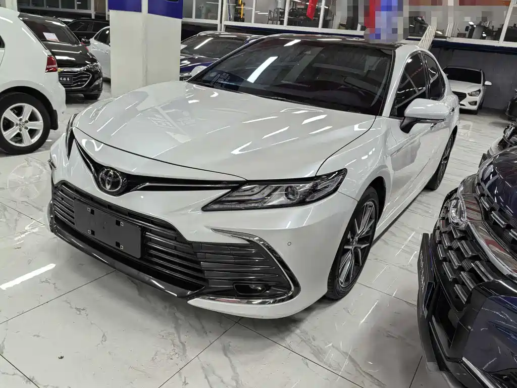 Toyota Camry 2023 — фото 1
