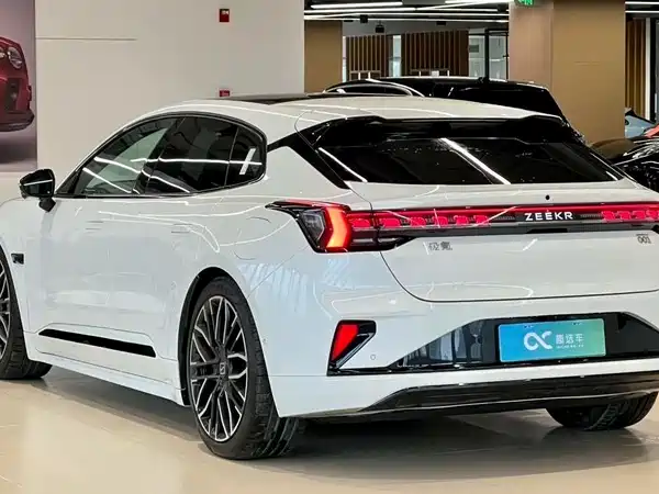 Zeekr 001 2025