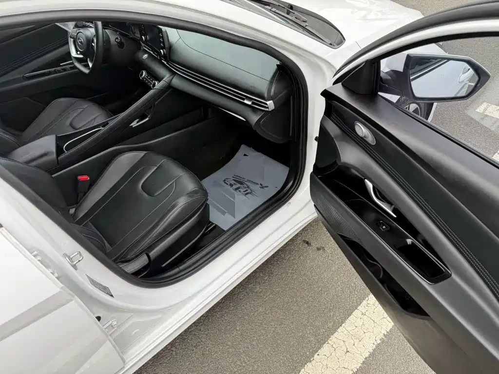 Hyundai Elantra 2023 — фото 12