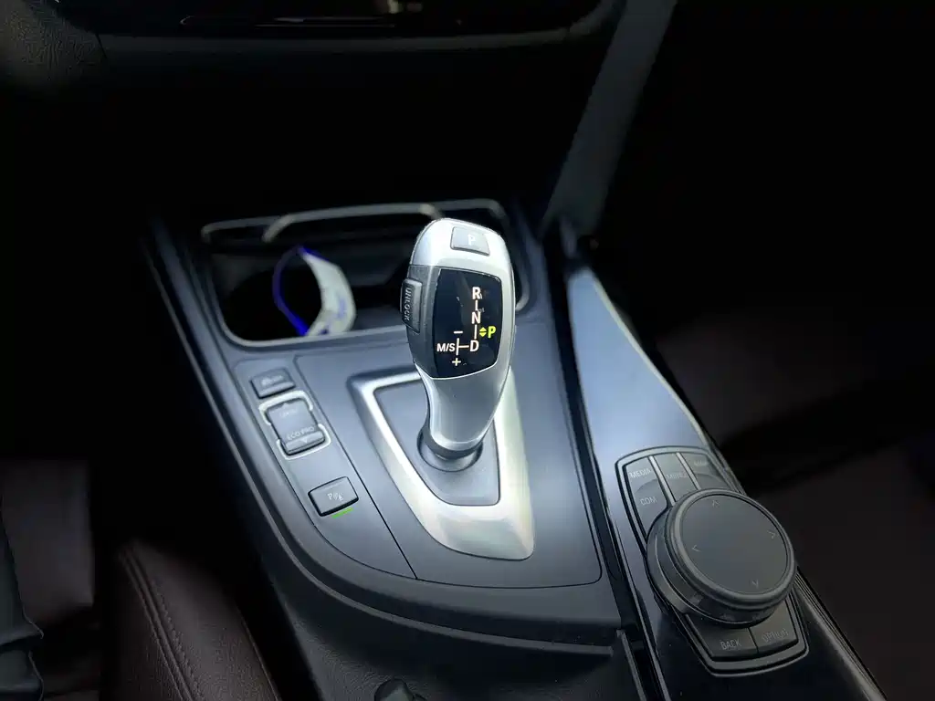 BMW 3 Series 2018 — фото 14