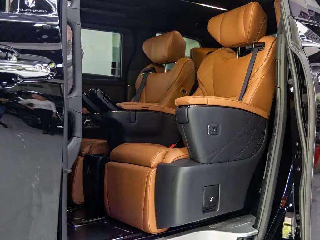 Toyota Alphard — фото 8