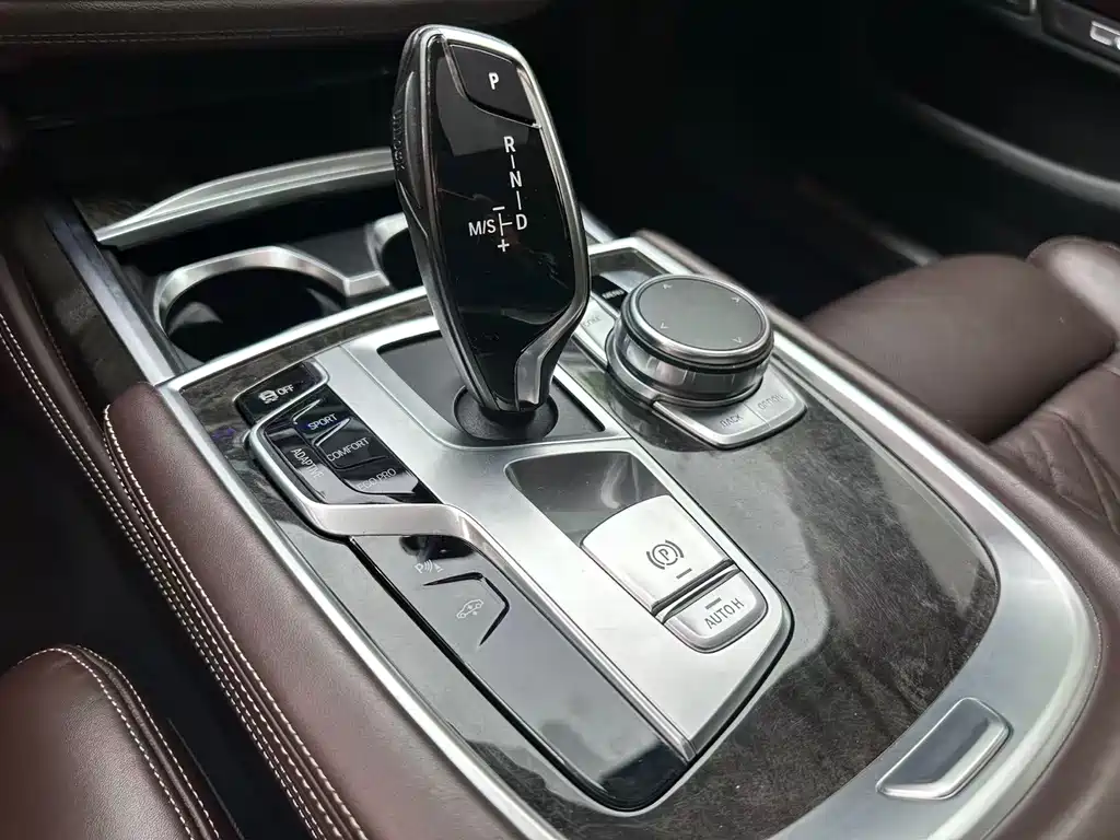 BMW 7 Series 2016 — фото 15