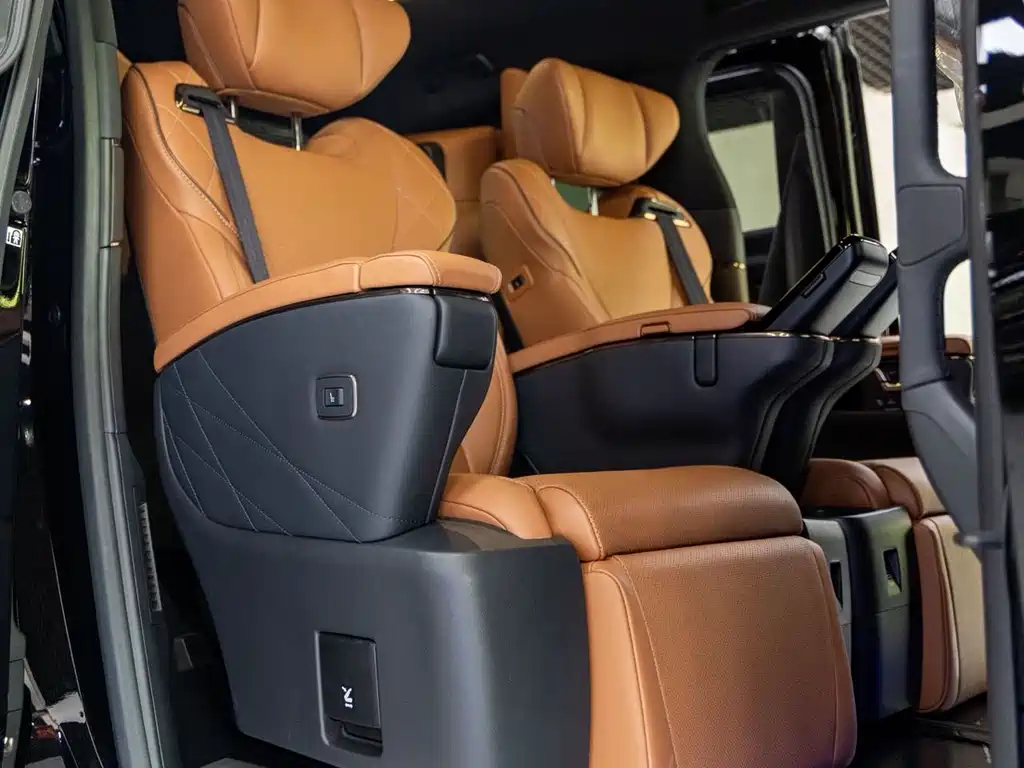 Toyota Alphard — фото 9