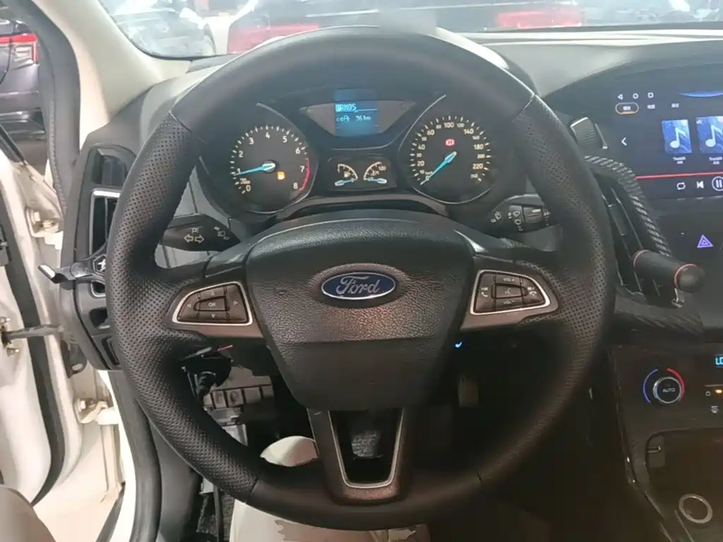 Ford Focus 2015 — фото 11