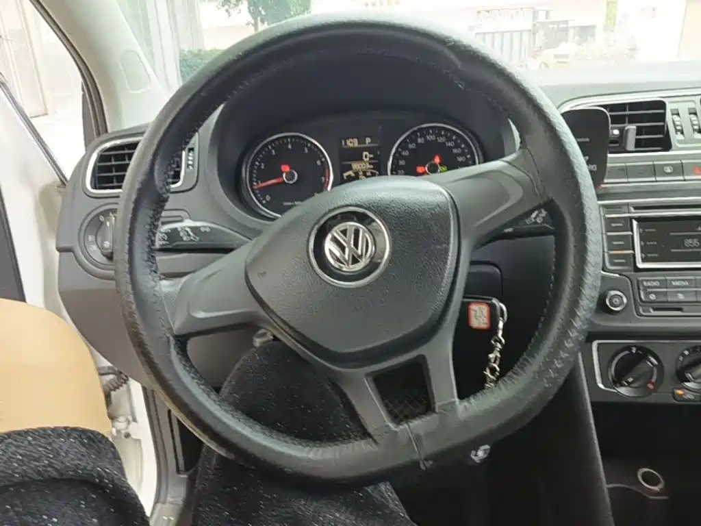 Volkswagen Polo 2015 — фото 11