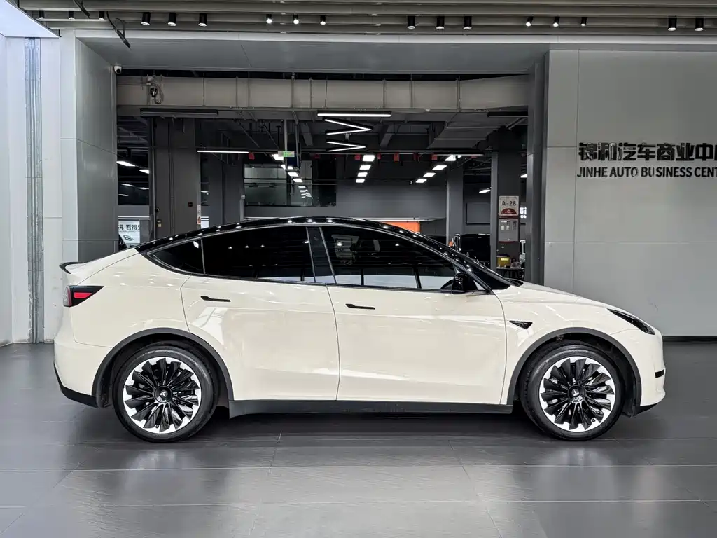 Tesla Model Y 2024 — фото 17