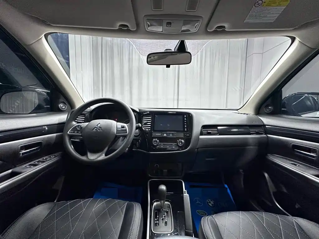 Mitsubishi Outlander 2023 — фото 11