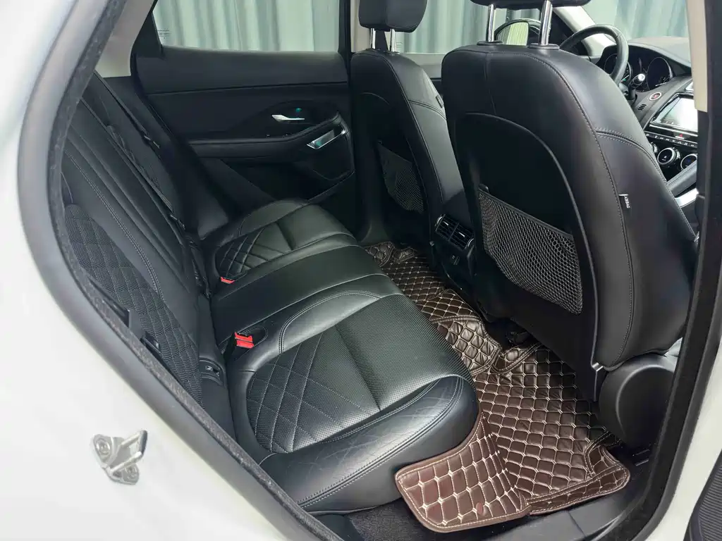 Jaguar E-PACE 2020 — фото 16
