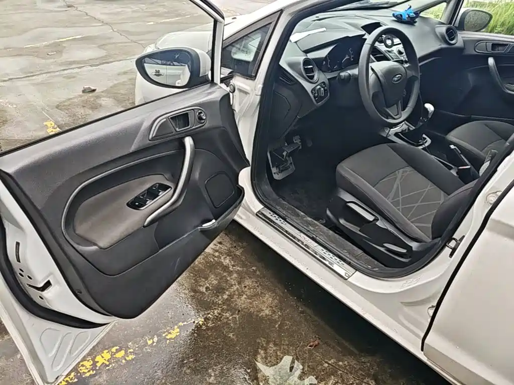 Ford Fiesta 2013 — фото 12