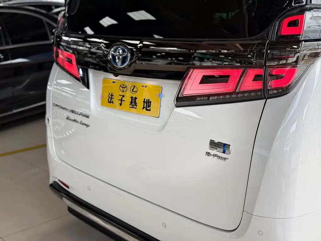 Toyota Vellfire 2023 — фото 24