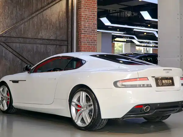 Aston Martin DB9 2015
