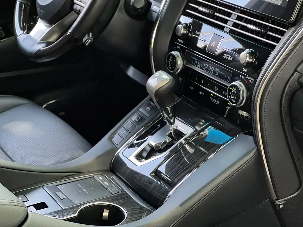 Lexus LM 2020 — фото 13