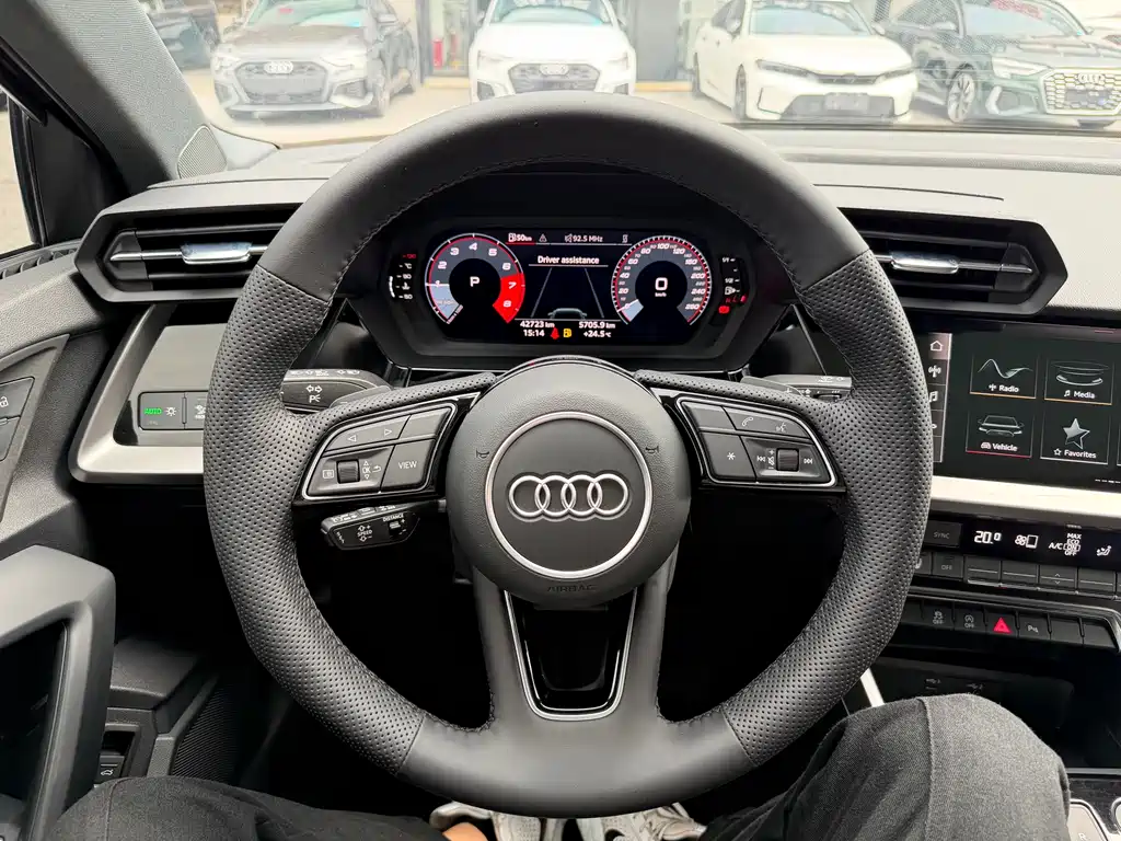 Audi A3 2023 — фото 11