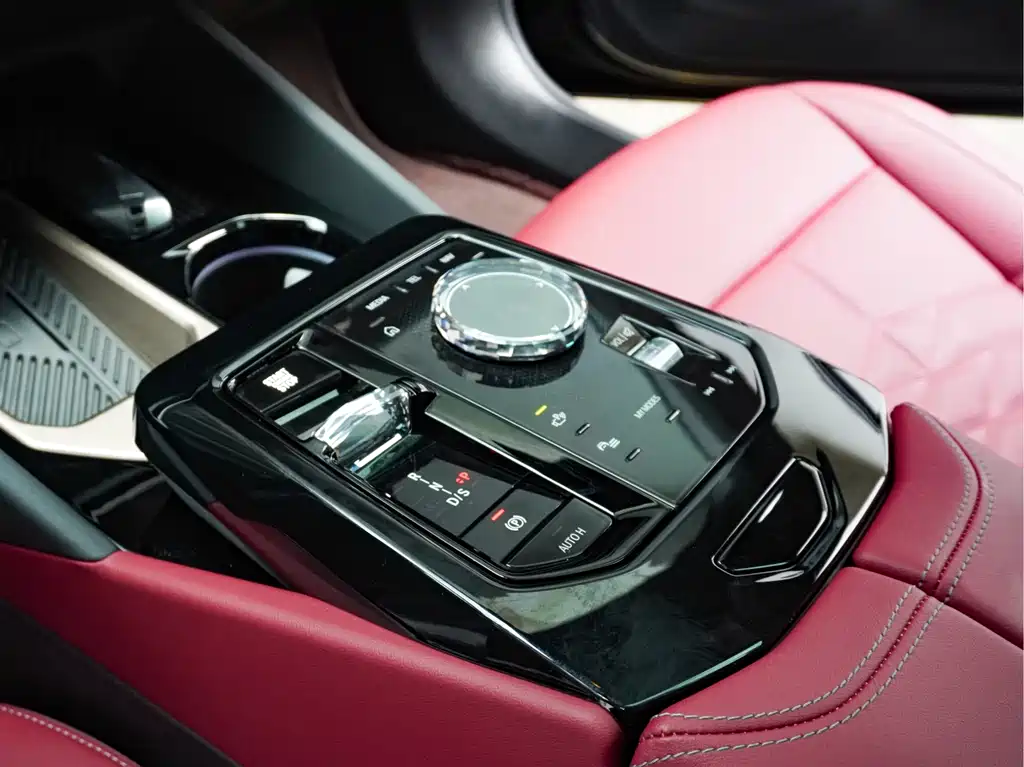 BMW 5 Series 2025 — фото 13