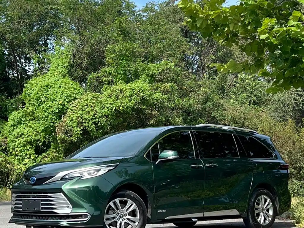 Toyota Sienna 2022 — фото 1