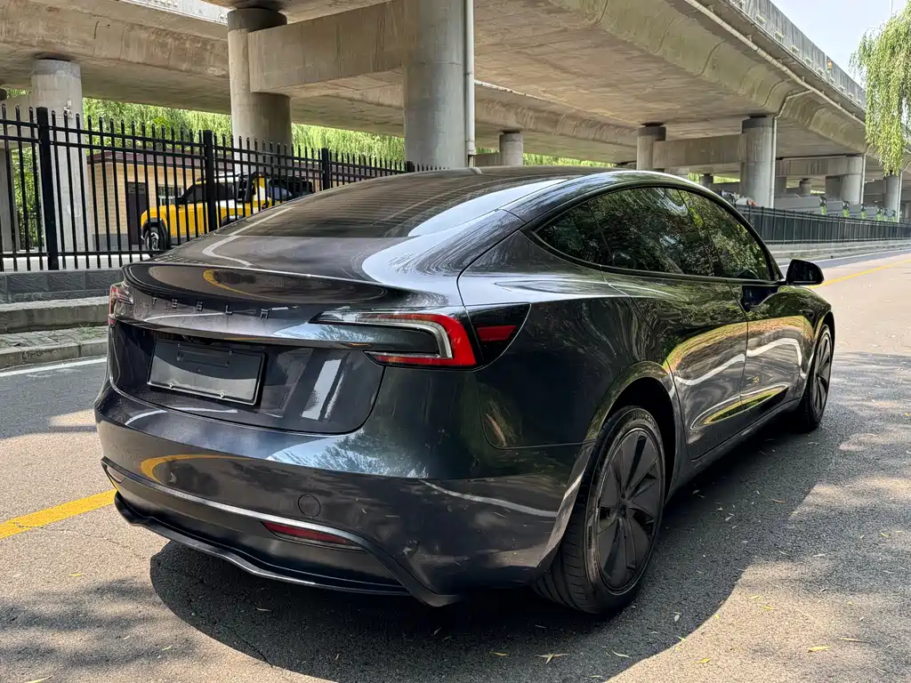 Tesla Model 3 2025 — фото 16