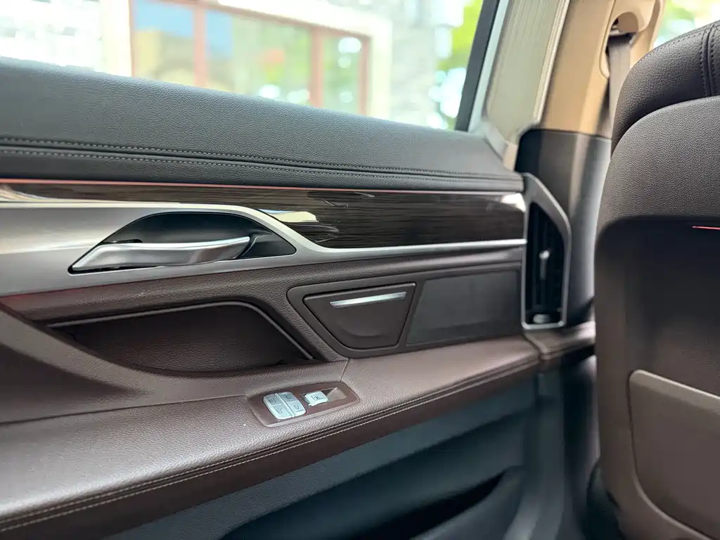 BMW 7 Series 2017 — фото 24