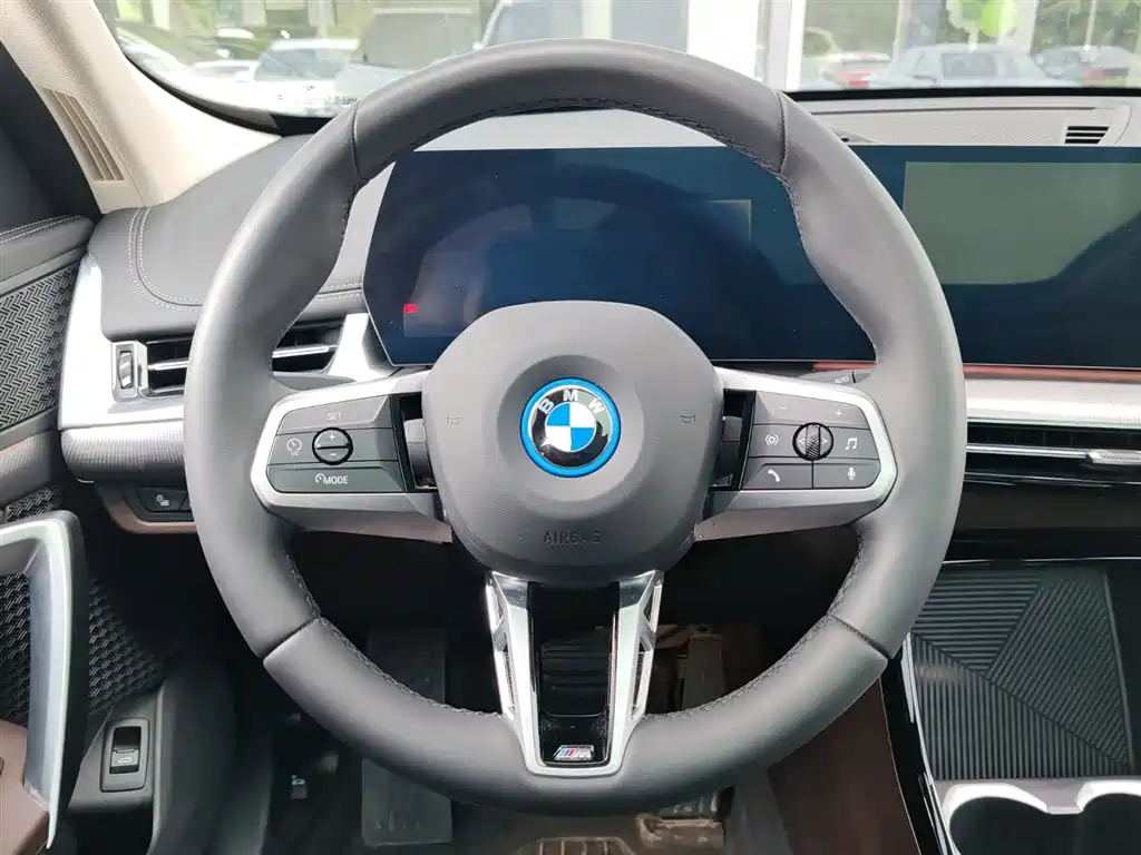 BMW iX1 2025 — фото 9