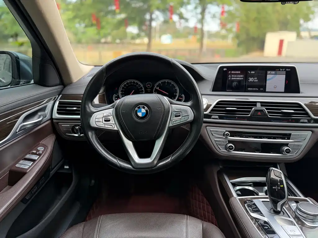 BMW 7 Series 2017 — фото 12