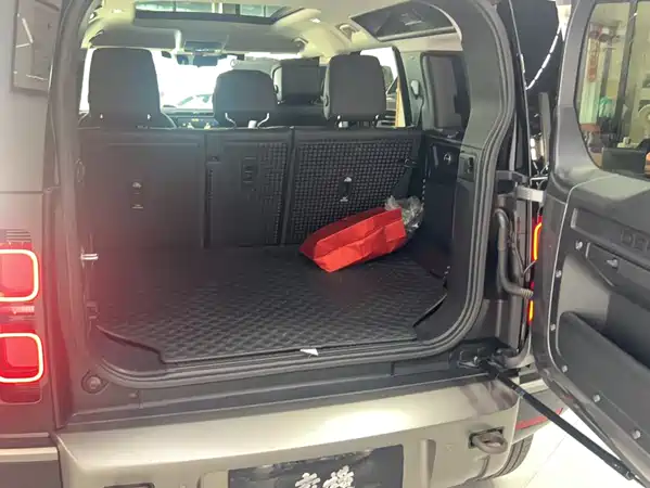 Land Rover Defender 2022