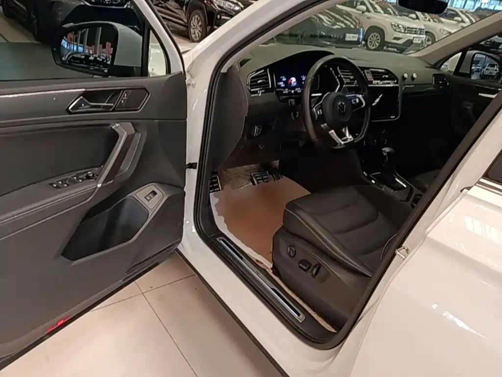 Volkswagen Tiguan L 2021 — фото 12