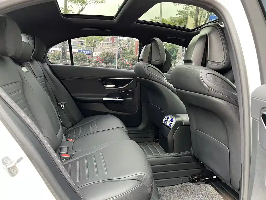 Mercedes-Benz C-Class 2025 — фото 14