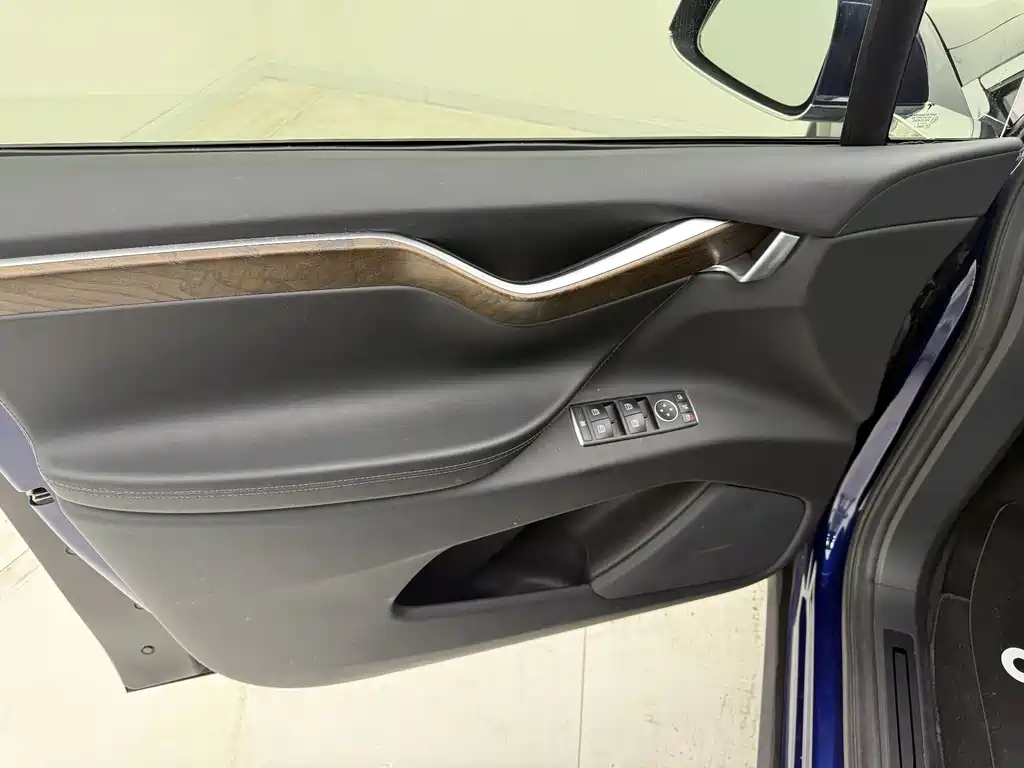 Tesla Model X 2018 — фото 10