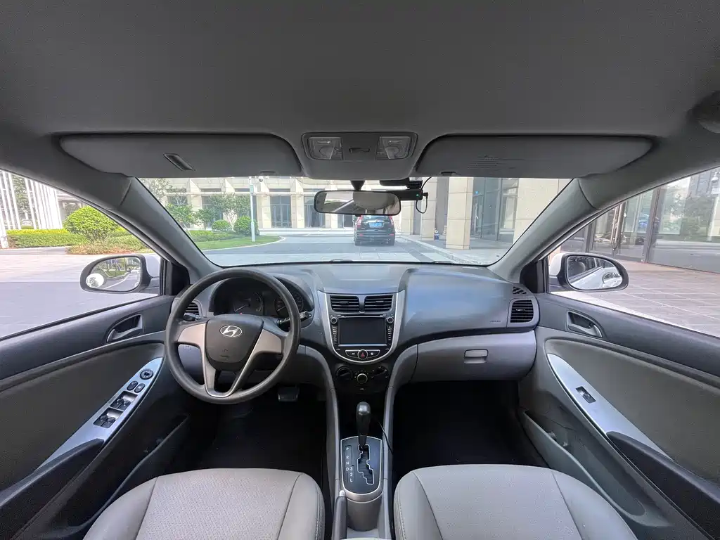 Hyundai Verna 2017 — фото 27