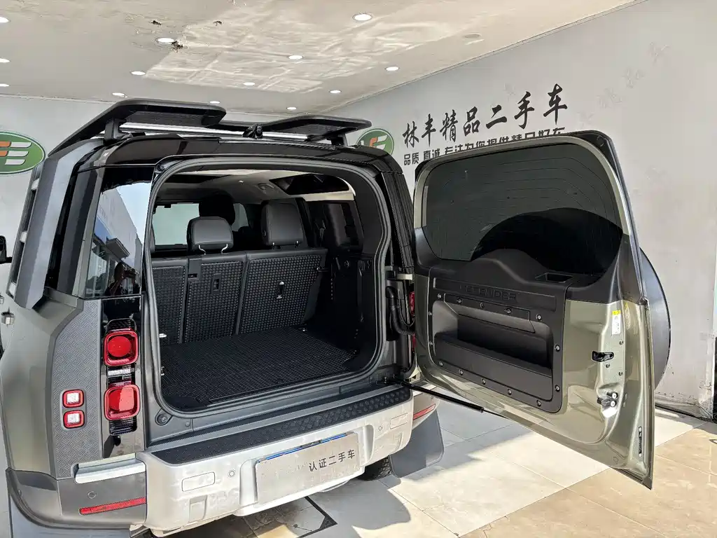 Land Rover Defender 2023 — фото 28
