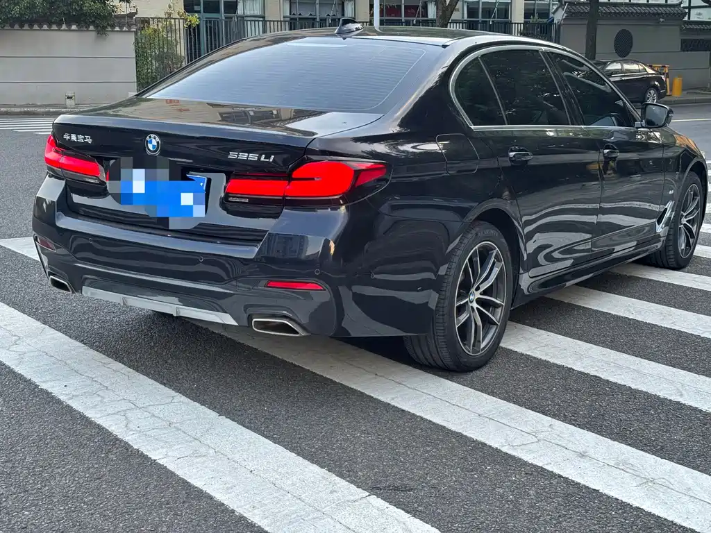 BMW 5 Series 2023 — фото 16