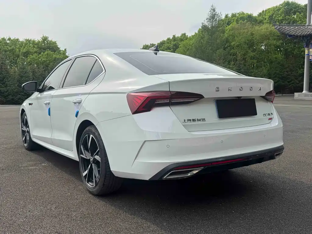 Skoda Octavia 2023 — фото 4
