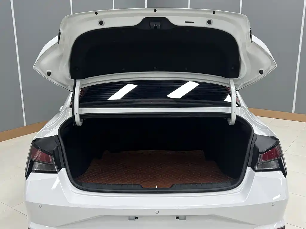 Hyundai Elantra 2023 — фото 10