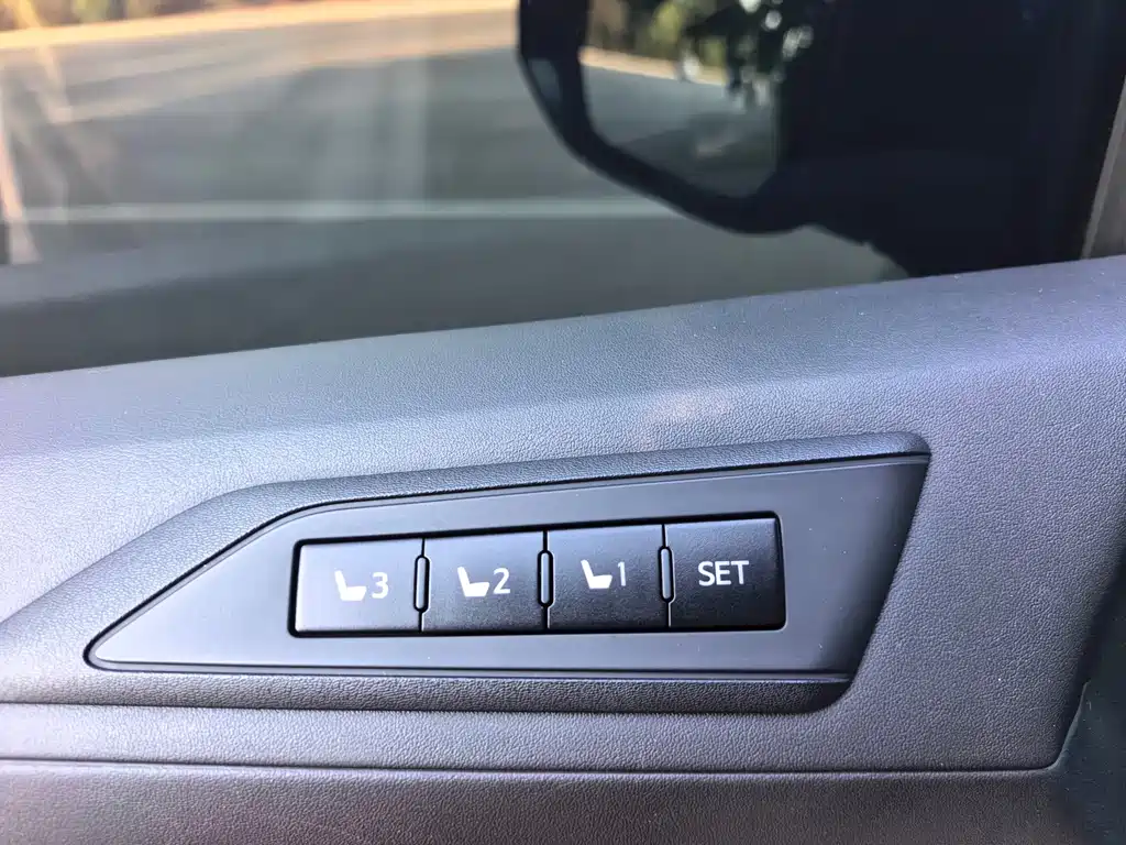 Toyota Alphard 2023 — фото 22