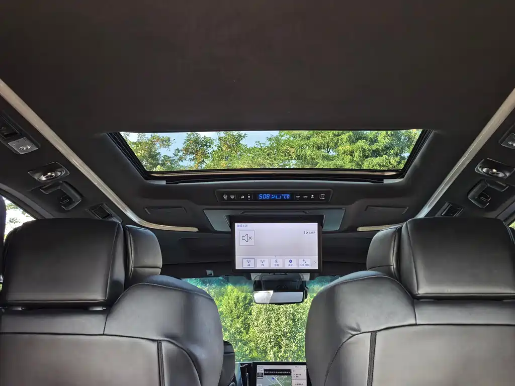 Toyota Alphard 2023 — фото 18