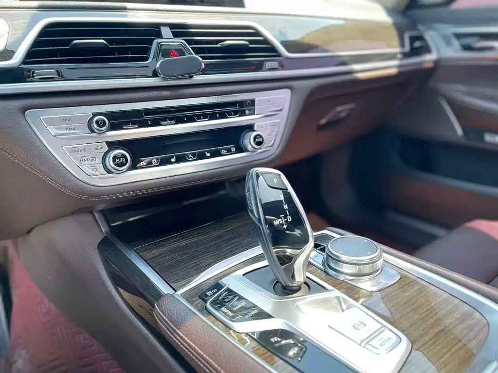 BMW 7 Series 2017 — фото 13